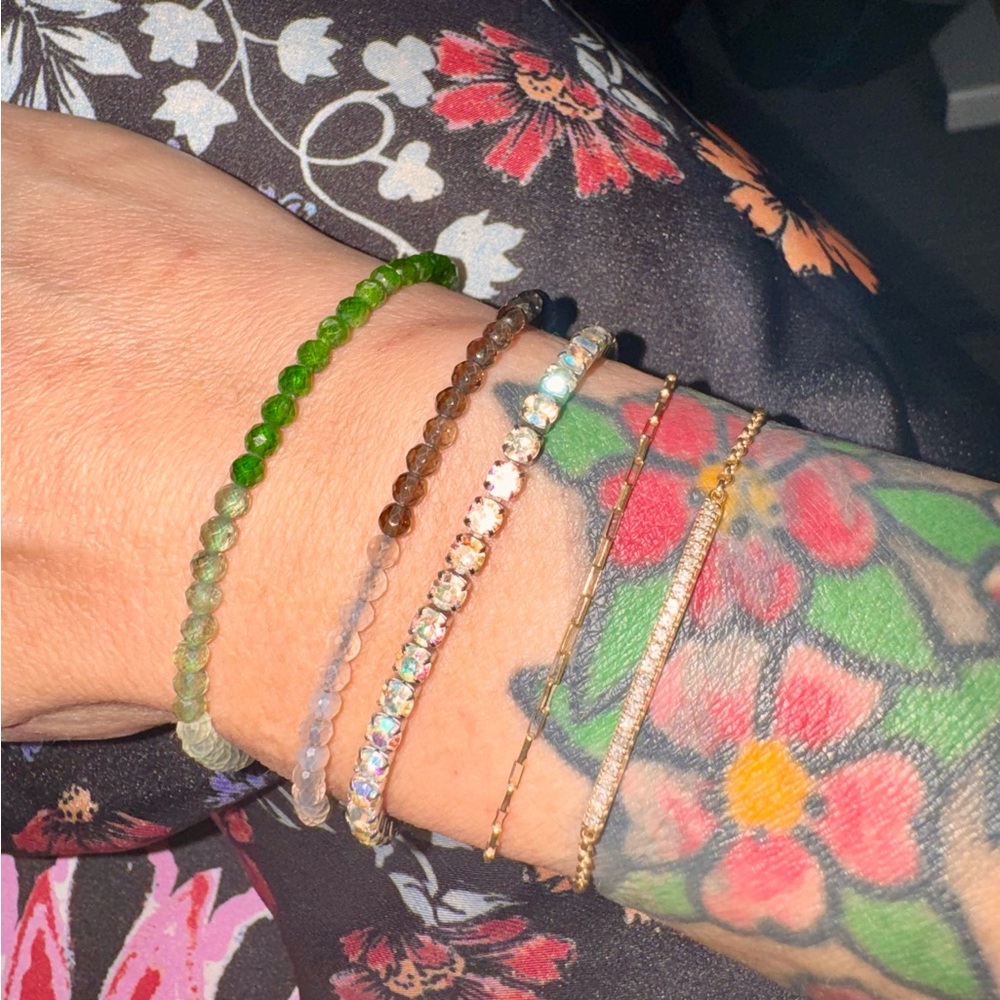 Local Eclectic Green Beaded Gemstone w/9k Yellow Gold Clasp & Extender
